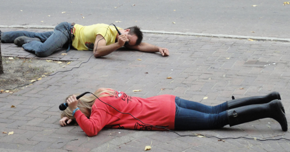 Christof Migone, Hit Parade (Winnipeg), 2011, performance, courtesy of the artist.